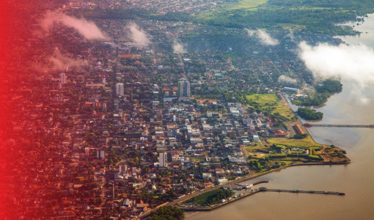 Vista aérea de cidade no estado do Amapá