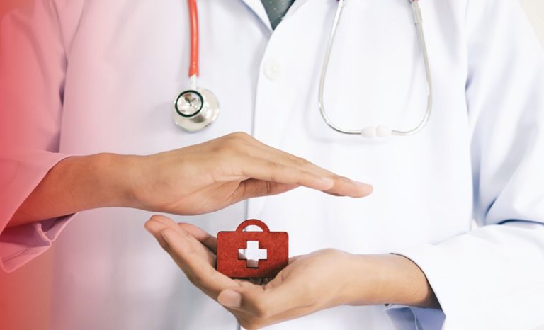 Mão com ícone de cruz médica vermelha simbolizando proteção à saúde