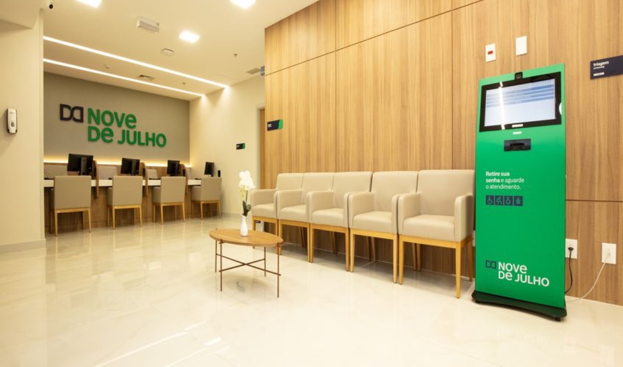 Recepção do Hospital 9 de Julho em Alphaville com totem de atendimento