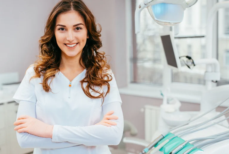 Profissional sorridente em consultório odontológico Bradesco Dental