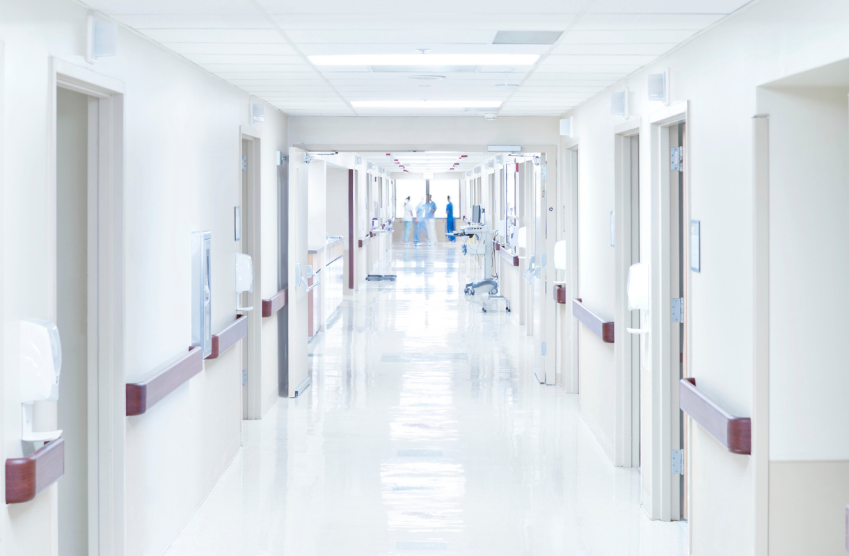 Corredor de hospital da rede credenciada Bradesco Top Nacional no Rio de Janeiro
